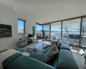 Lakeview Luxe - EV charger, Pool, Gym, Location + - Kingston - Living room