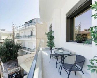 Plaza Luxury Suite | 2’ from Metro | 5’ from Piraeus - Korydallós - Balcón