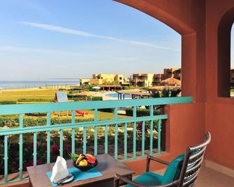 Byoum Lakeside Hotel - ‘Izbat an Nāmūs - Balcón