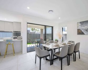 Modern 4bd Family Retreat Near Leppington - Denham Court - Sala pranzo