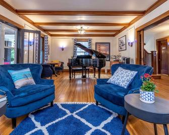 The Butler House Bed & Breakfast - Niagara Falls - Living room