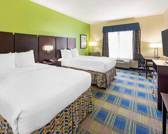 Best Western Plus Pratt - Pratt - Спальня