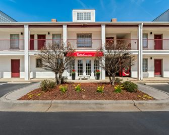 Red Roof Inn & Suites Wilson - Wilson - Bygning