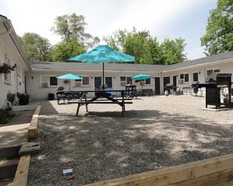 Edgewater Resorts - Edgewater By The Bay - Wasaga Beach - Innenhof