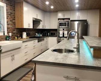 Steps from RMR Gondola & Cabot Pacific Golf Course. Ideal for Large Groups. - Revelstoke - Kitchen
