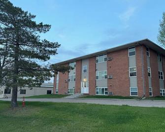 One Bedroom Downtown Updated And New Appliances. - Minot - Building
