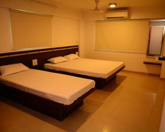 Hotel Palms Residency - Nashik - Bedroom