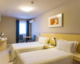 Jinjiang Inn Rizhao Haibin Fifth Road Hotel - Rizhao - Bedroom