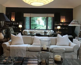 Expansive Countryside House, 7 Serene Acres with Pond & Woods - Litchfield - Lounge