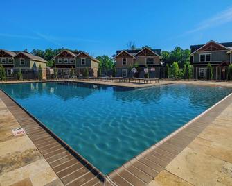 4BR, indoor pool, game room, hot tub. Free attraction tickets! - Gatlinburg - Pool