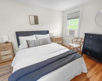 Ocean views 30 Steps to Willard Beach! Amazing location 7 min to Portland.Unit 2 - South Portland - Bedroom