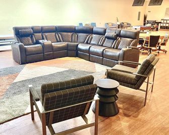 'House Of Pins' 4200 Sqft Of Sensory Friendly Fun W/ 2 Full Lane Bowling Alley! - Fort Wayne - Lounge