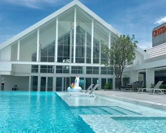 Crystal Hotel Hat Yai - האט יאי - בריכה