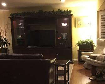 Gorgeous Hayward Hills Solar Home with EV Level 2 Charger - Hayward - Living room