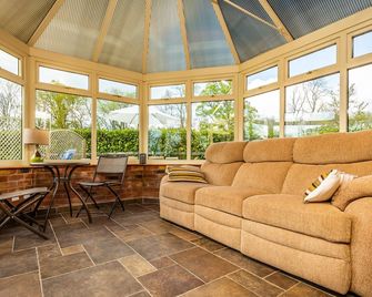 Broadleaf House - Lincoln - Living room