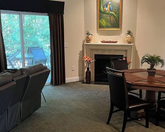 Beautiful Executive Home, Concord, Sleeps 6 - Concord - Eetruimte