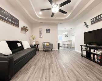 Cozy 2 bedroom Apartment in prime location! - McAllen - Sala de estar