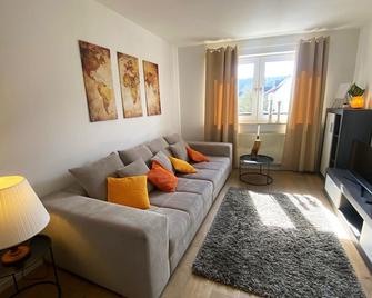 Schölerberg Apartment mit Tiefgaragenparkplatz und Kingsize-bett - Osnabrück - Sala de estar
