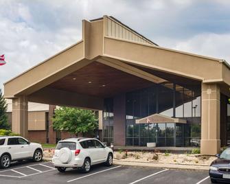 Ramada by Wyndham Columbus North - Columbus - Building
