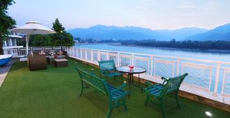 Ganga Kinare- A Riverside Boutique Resort, Rishikesh - Rishikesh - Balcón