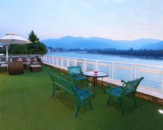 Ganga Kinare- A Riverside Boutique Resort, Rishikesh - Rishikesh - Balcony