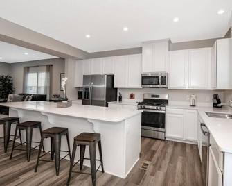 3BR |Garage|Comfort in Akron! - Akron - Kitchen