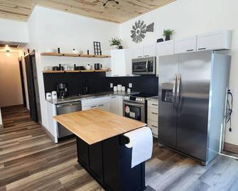 A Farmhouse style lodge, Centrally Located & Family Friendly Unit! - Gillette