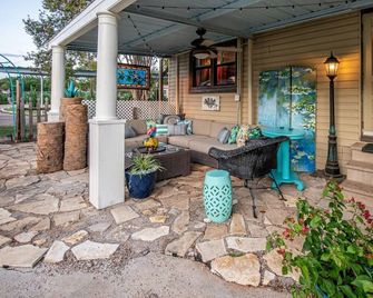 The Rock at Lake Granbury-lakeside country charm. - Granbury - Pátio