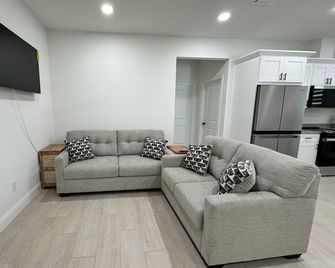 Home Away From Home in Thonotosassa - Thonotosassa - Sala de estar