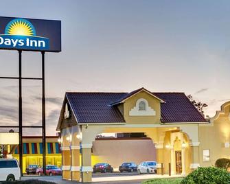 Days Inn by Wyndham Louisville Airport Fair and Expo Center - Louisville - Building