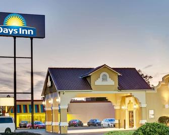 Days Inn by Wyndham Louisville Airport Fair and Expo Center - Louisville - Building