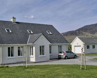 Villa Daffodil - Sleeps 2 & Stunning Seaside Views - Caherciveen - Budova