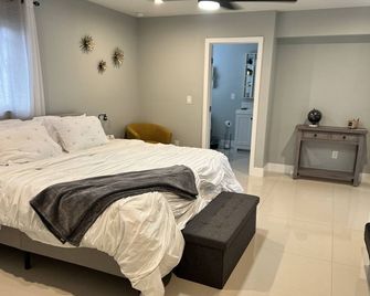 Harbor House Luxury Waterfront 3br W Private Dock - Port Charlotte - Bedroom