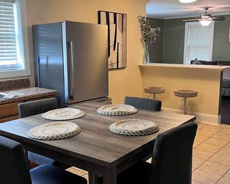 Charming 3-bedroom house in wonderful Sumter - Sumter - Dining room