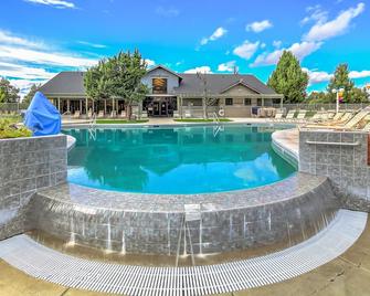 Hawks Landing | River & Mountain Views | Pool, Spa, Water Park, Tennis, Golf - Redmond - Pool