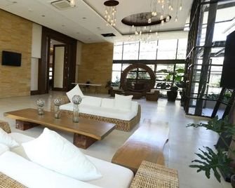 Abagatan ti Manila - Alfonso - Lobby