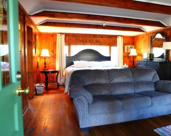The Pines Cottages - Asheville - Salon