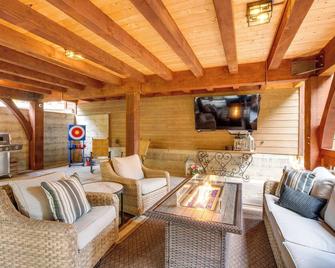 Bear Lodge Waterfront Cabin w/ Level 2 EV Charger - Sutter Creek - Living room