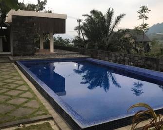 Villa Claket Alex - Trawas - Piscina
