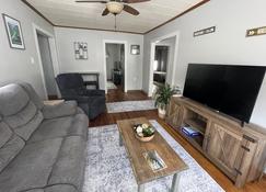 Cozy home 1 mile from New River Gorge Bridge - Fayetteville - Sala de estar