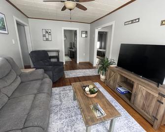 Cozy home 1 mile from New River Gorge Bridge - Fayetteville - Sala de estar