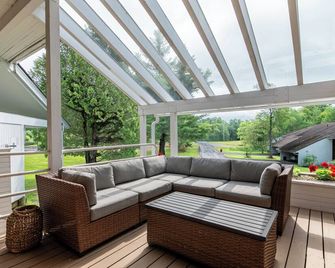 Warm condo w/ covered porches & free shuttle - Warren - Living room