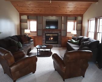 Fantastic Large Home Right On Beautiful Lake Pepin! - Lake City - Living room