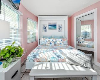 Updated! Just Steps to the Sand! Cable, Wi-Fi, BBQ, Onsite Laundry Room & Parking ~ Sea Rocket #1 - North Redington Beach - Bedroom