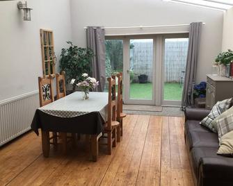 Brampton Chesterfield. Handy for Peak District. - Chesterfield - Dining room