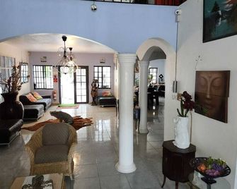 Little Savoy Guest House - Runaway Bay - Lobby