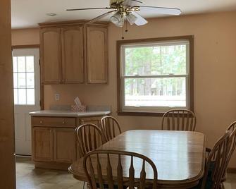 Cozy home just mins away from Saratoga Race course and so much more! - Saratoga Springs - Dining room