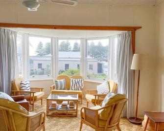 Southolme - Pets welcome - Outside & Laundry Only. Holiday on a budget! - Robe - Living room