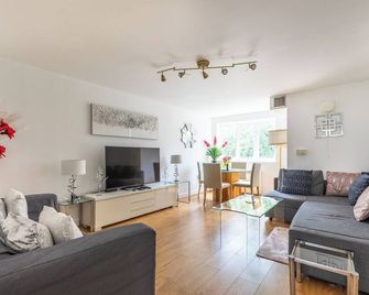 Modern 2BR Apartment - 25min to Central London - London - Living room