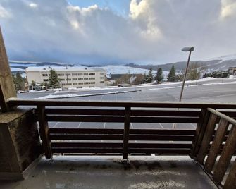 Spacious apartment with terrace and garage, pool access - Besse-et-Saint-Anastaise - Balkon